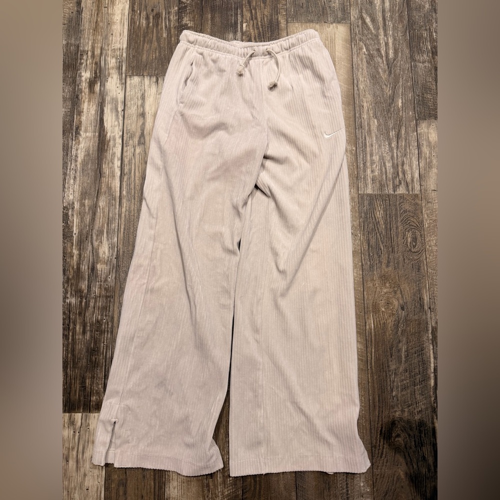 Nike Woman’s White Sweatpants